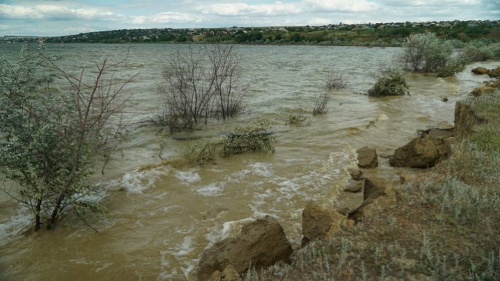 Риск наводнений в Кагульском районе: защитная дамба "трещит по швам" (ФОТО)