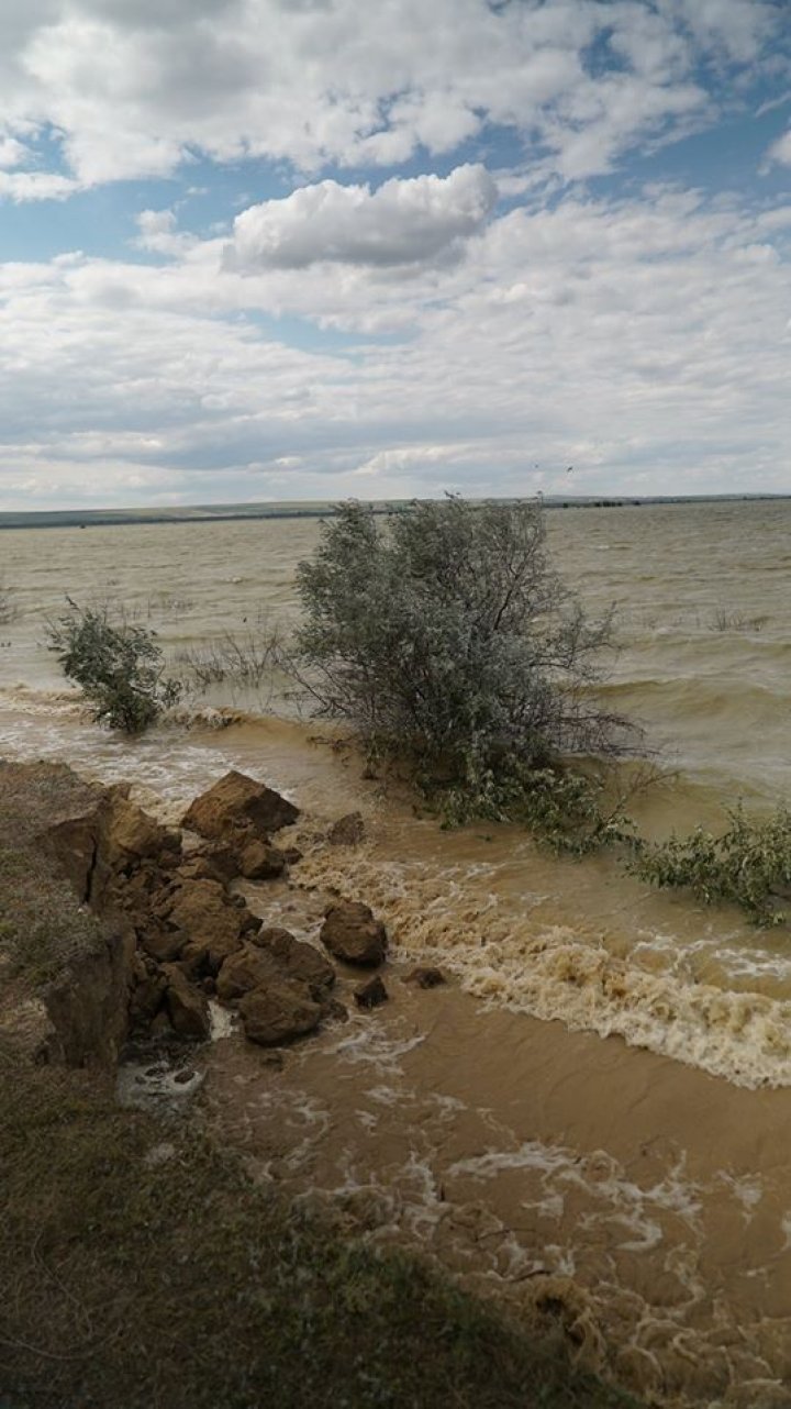 Риск наводнений в Кагульском районе: защитная дамба "трещит по швам" (ФОТО)