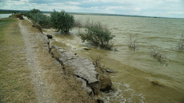 Риск наводнений в Кагульском районе: защитная дамба "трещит по швам" (ФОТО)