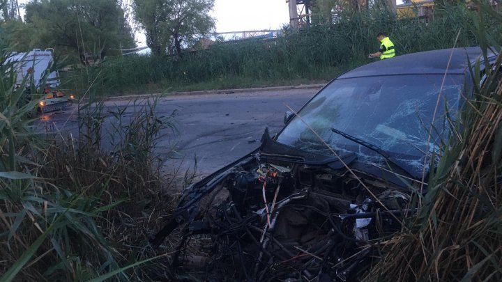 Утреннее ДТП в столице: пьяный водитель BMW врезался в автоцистерну и вылетел с дороги (ФОТО)