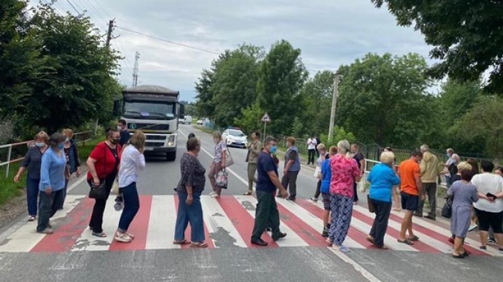 Пострадавшие от паводков украинцы перекрыли дорогу, требуя помощи 