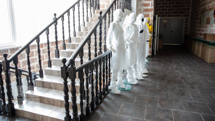 Вчера шили платья, сегодня - медицинские костюмы: коронакризис заставил перепрофилировать производство одной из швейных фабрик