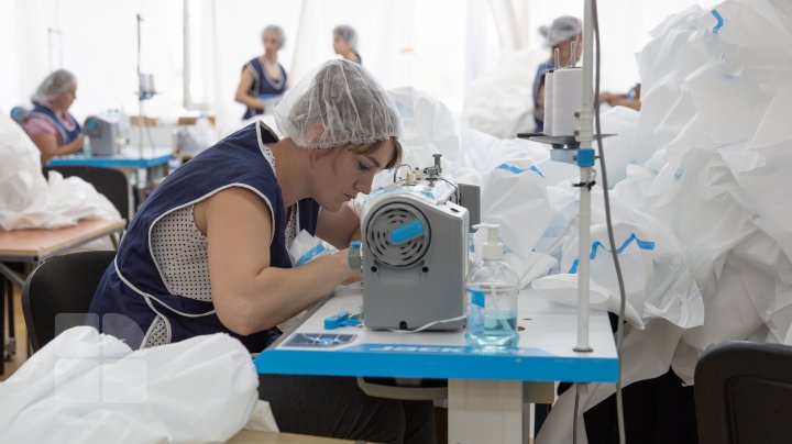 Вчера шили платья, сегодня - медицинские костюмы: коронакризис заставил перепрофилировать производство одной из швейных фабрик