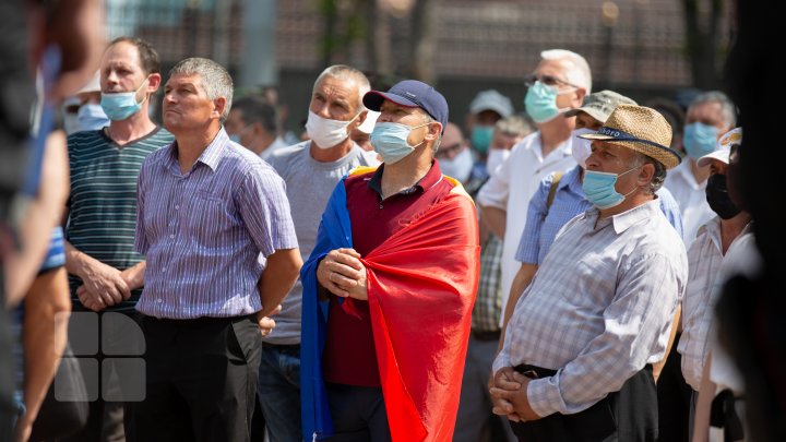 Потасовка перед парламентом. Ветераны войны на Днестре сцепились с полицейскими: семь человек задержаны (ФОТО, ВИДЕО)