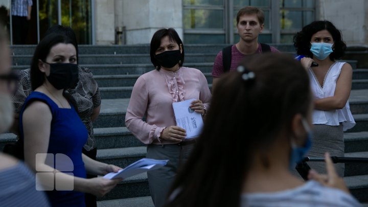 Десятки людей выступили против закрытия спецшкол: что сказали протестующим в Минпросвете (ФОТО)