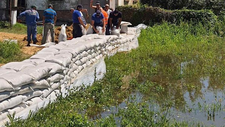 Вода не отступает: в Кантемирском районе спасатели укрепили мешками с песком несколько плотин (ФОТО)