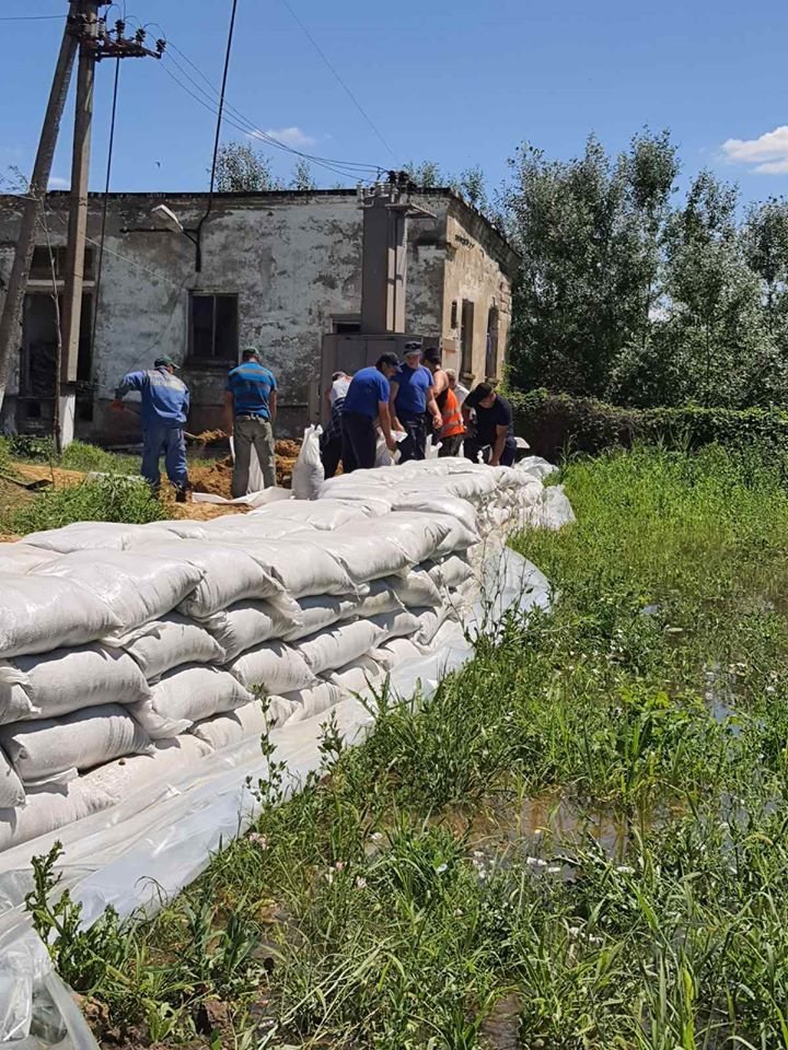 Вода не отступает: в Кантемирском районе спасатели укрепили мешками с песком несколько плотин (ФОТО)