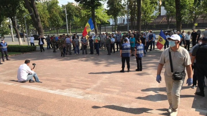 Десятки ветеранов войны на Днестре вышли на протест перед парламентом (ФОТО, ВИДЕО)