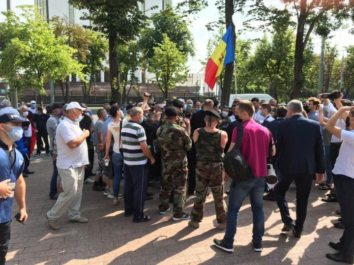 Десятки ветеранов войны на Днестре вышли на протест перед парламентом (ФОТО, ВИДЕО)