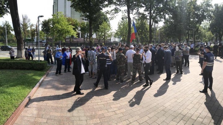 Десятки ветеранов войны на Днестре вышли на протест перед парламентом (ФОТО, ВИДЕО)