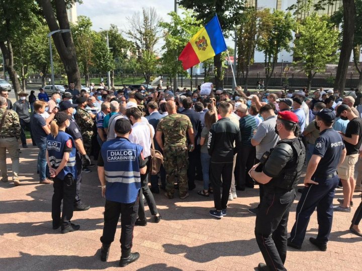 Десятки ветеранов войны на Днестре вышли на протест перед парламентом (ФОТО, ВИДЕО)