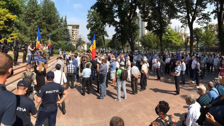 Десятки ветеранов войны на Днестре вышли на протест перед парламентом (ФОТО, ВИДЕО)