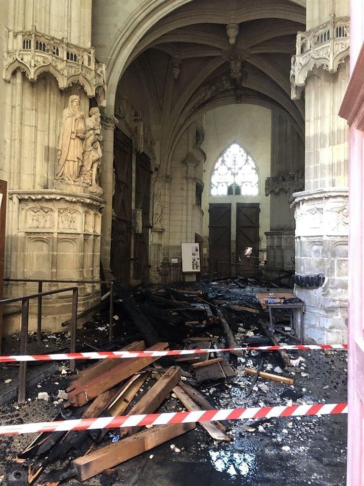 Пожар в историческом соборе во Франции: задержан подозреваемый в поджоге (ФОТО)