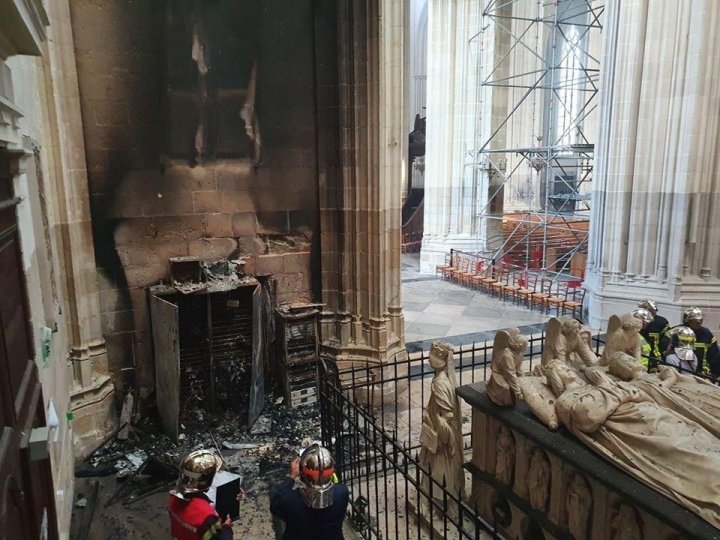 Пожар в историческом соборе во Франции: задержан подозреваемый в поджоге (ФОТО)