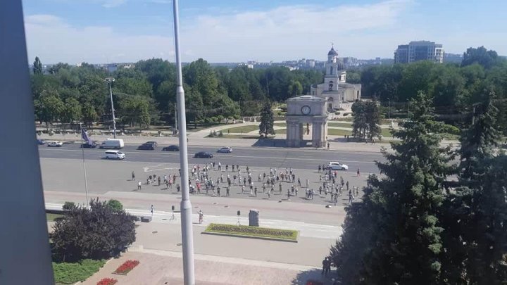 Организаторы мероприятий собрались на новый протест у здания правительства