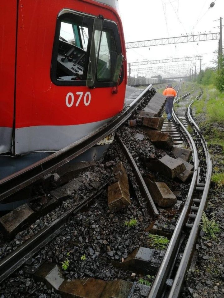 В Петербурге два грузовых поезда столкнулись и сошли с рельсов (ФОТО, ВИДЕО)