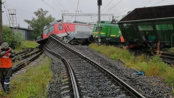 В Петербурге два грузовых поезда столкнулись и сошли с рельсов (ФОТО, ВИДЕО)