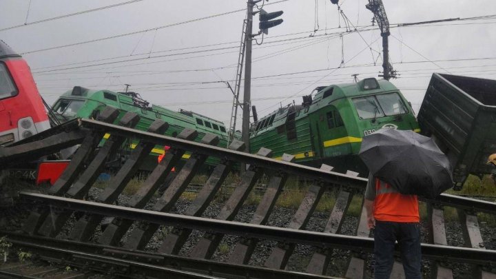 В Петербурге два грузовых поезда столкнулись и сошли с рельсов (ФОТО, ВИДЕО)