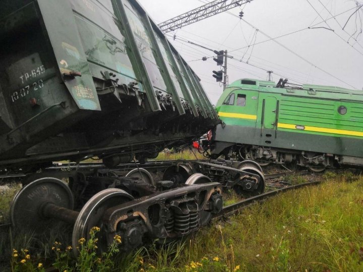 В Петербурге два грузовых поезда столкнулись и сошли с рельсов (ФОТО, ВИДЕО)