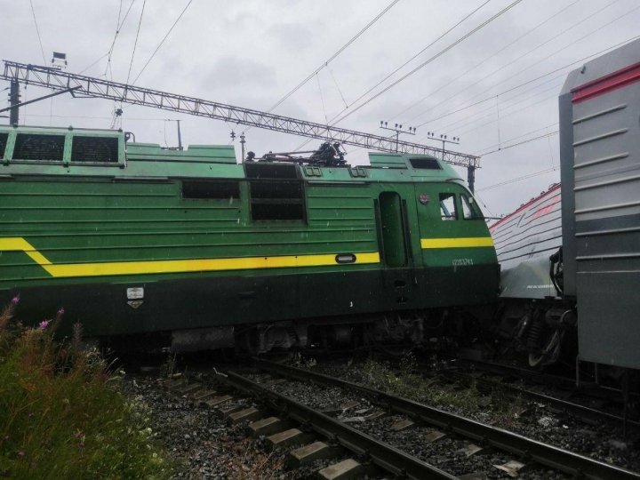 В Петербурге два грузовых поезда столкнулись и сошли с рельсов (ФОТО, ВИДЕО)