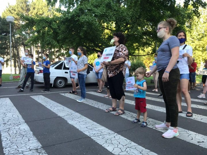 Протест у здания правительства: родители требуют не отправлять их детей с проблемами слуха в обычные школы (ФОТО)