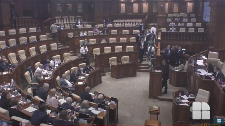 Ион Кику в парламенте: крики "Позор", выход из зала депутатов оппозиции и 10-минутный перерыв