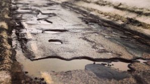 Заделывают ямы подручными средствами: жители одной из столичных улиц мечтают о ее ремонте более 20 лет