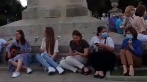 Сторонники ПДС устроили флешмоб у памятника Штефану чел Маре