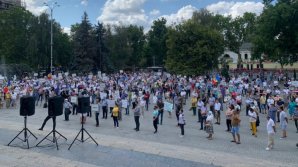 Ещё одна акция протеста: ПДС и аграрии устроили манифестацию у Театра оперы и балета 