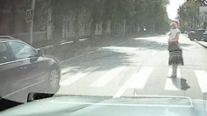 Женщина с ребенком чуть не попала под колеса на пешеходном переходе в столице (ВИДЕО)