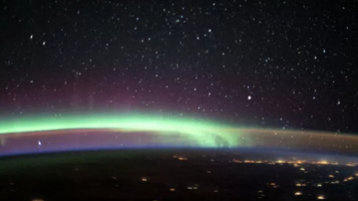 Астронавтам удалось сфотографировать сразу два небесных феномена над Канадой (ФОТО)