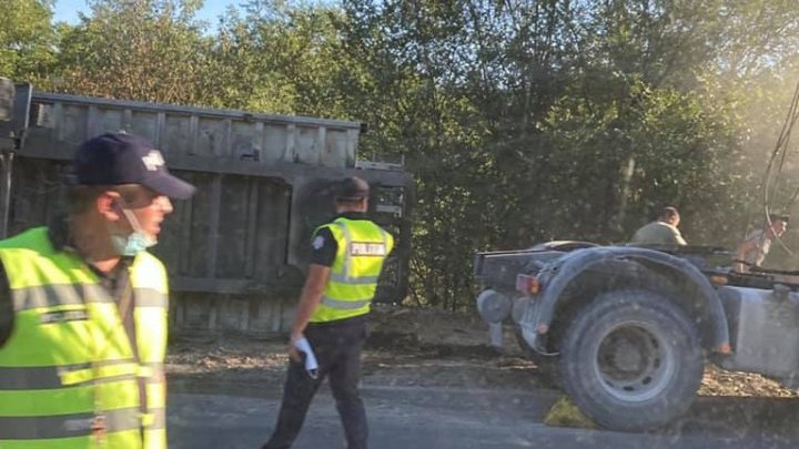 На Балканском шоссе перевернулся грузовик (ВИДЕО)