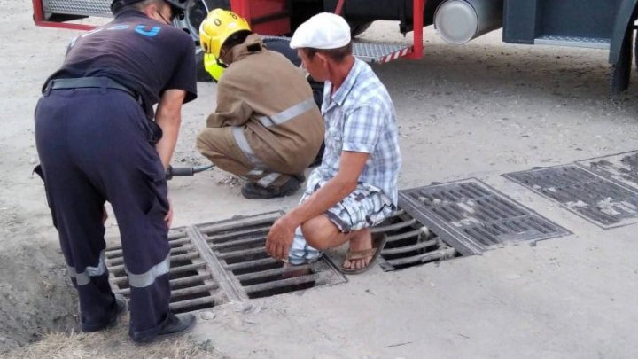 В Каушанах мужчина застрял в ливнёвке, упав с велосипеда (ФОТО)