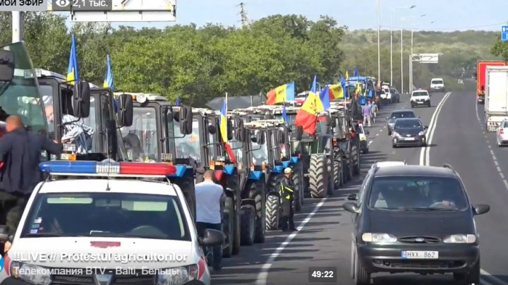 Группа фермеров на тракторах, простоявших всю ночь в Данченах, "штурмовали" столицу (ФОТО)