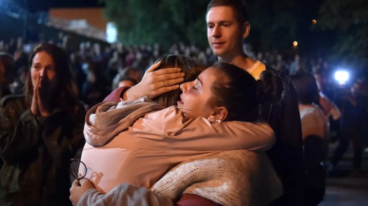 Первые минуты на свободе:задержанных во время протеста в Минске отпустили из изолятора (ФОТО, ВИДЕО)