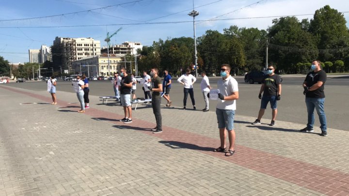 Шезлонги посреди столицы: у здания правительства новая акция протеста (ФОТО)