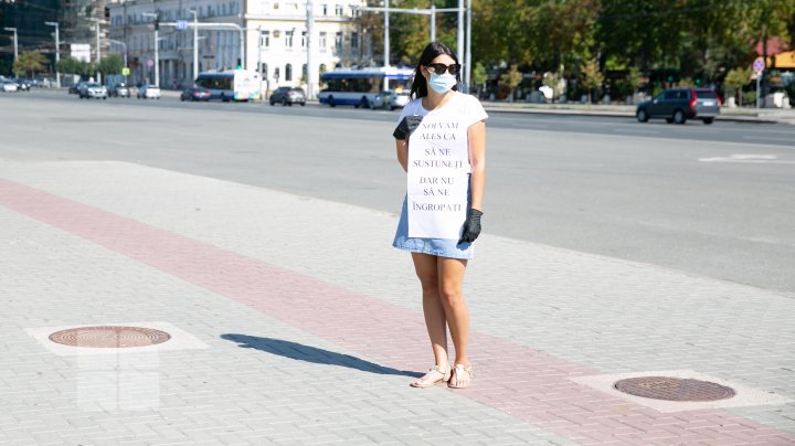 Протест с шезлонгами у правительства: "Только мы увидели свет в конце тоннеля, как нас опять закрыли" (ФОТОРЕПОРТАЖ)