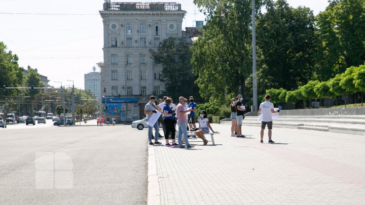 Протест с шезлонгами у правительства: "Только мы увидели свет в конце тоннеля, как нас опять закрыли" (ФОТОРЕПОРТАЖ)