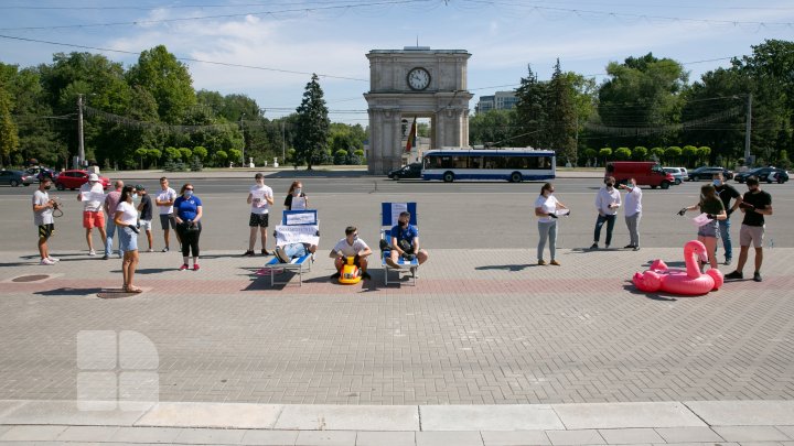 Протест с шезлонгами у правительства: "Только мы увидели свет в конце тоннеля, как нас опять закрыли" (ФОТОРЕПОРТАЖ)