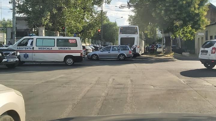 В центре столицы машина скорой помощи столкнулась с автобусом (ВИДЕО)