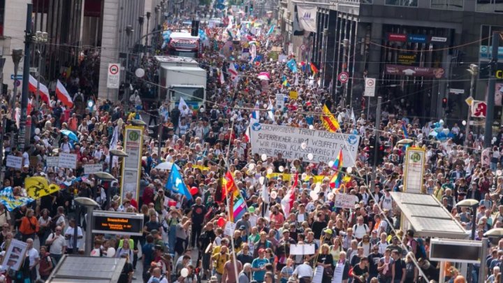 В Берлине проходит многотысячный митинг против ковид-ограничений