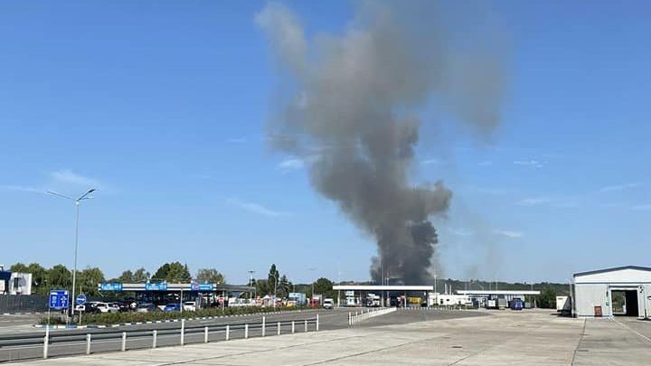 Огонь в 300-х метрах от границы: рядом с КПП Леушены вспыхнул лесной пожар