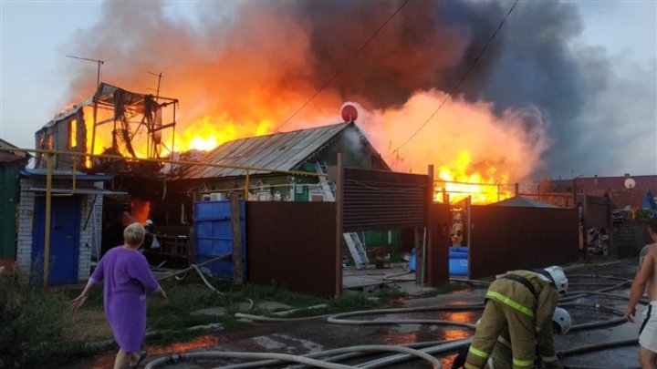 В Самаре загорелись десять жилых домов