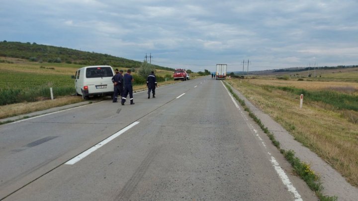 Столкнулись лоб в лоб: в Калараше микроавтобус вылетел в кювет в результате ДТП