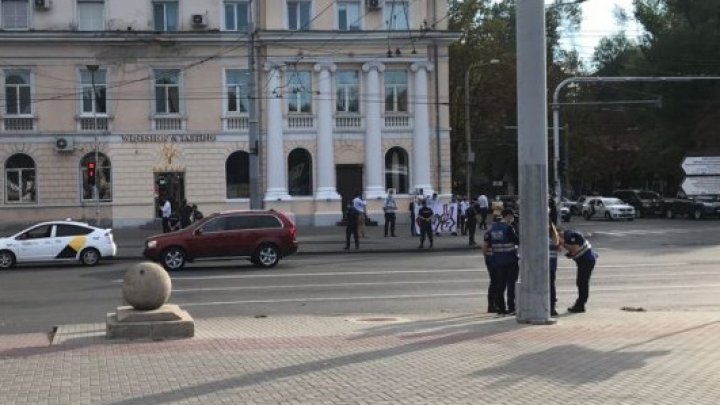 Церемонию возложения цветов к памятнику Штефану чел Маре сопровождали акции протеста (ВИДЕО)