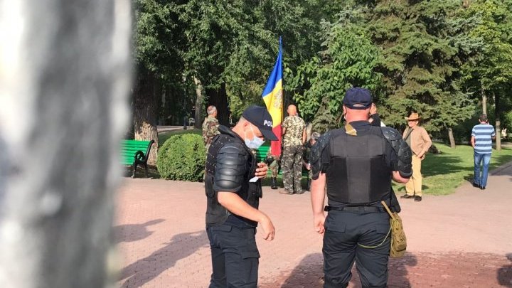 Церемонию возложения цветов к памятнику Штефану чел Маре сопровождали акции протеста (ВИДЕО)