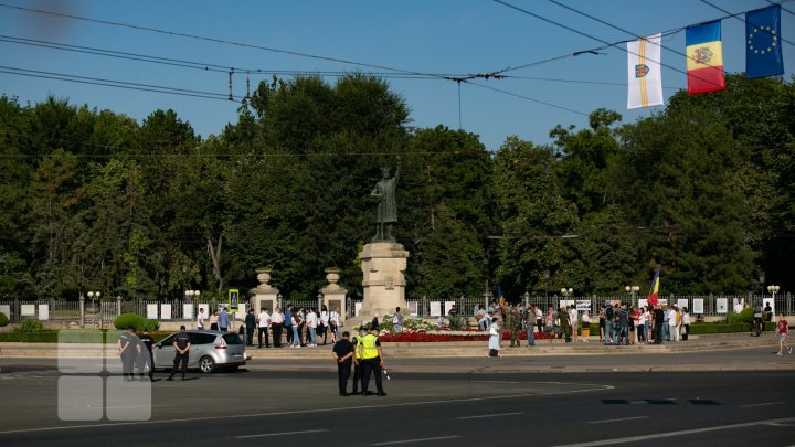 Церемония возложения цветов к памятнику Штефану чел Маре (ФОТОРЕПОРТАЖ)