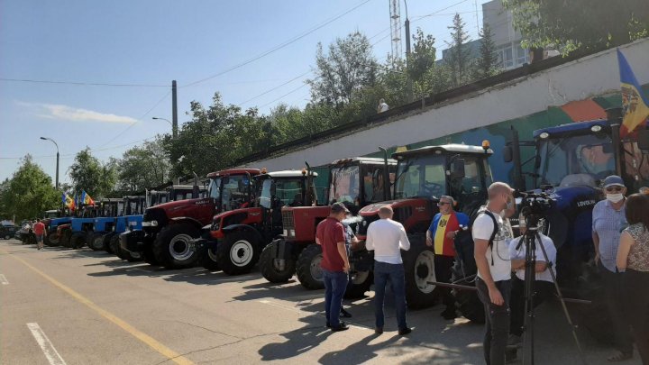 Группа фермеров на тракторах, простоявших всю ночь в Данченах, "штурмовали" столицу (ФОТО)