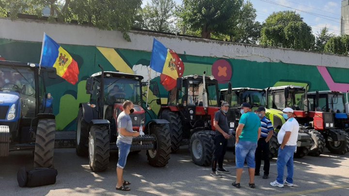 Группа фермеров на тракторах, простоявших всю ночь в Данченах, "штурмовали" столицу (ФОТО)