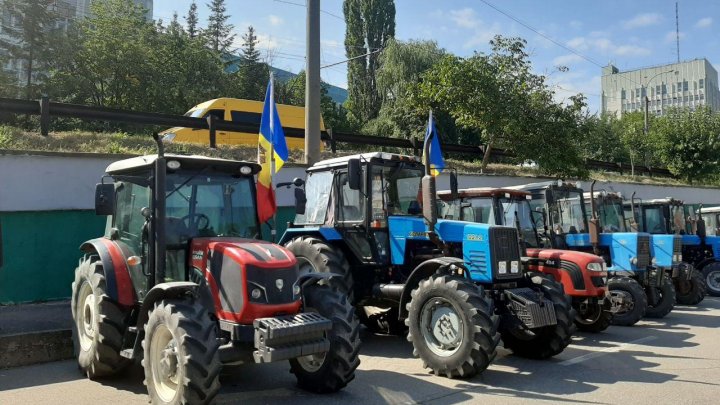 Группа фермеров на тракторах, простоявших всю ночь в Данченах, "штурмовали" столицу (ФОТО)